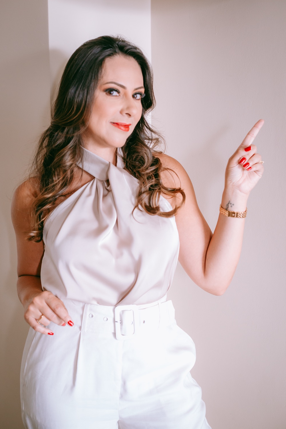 Lorene Batan apontando para o convite